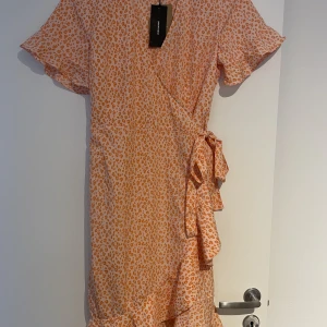 Klänning  - Aldrig använd