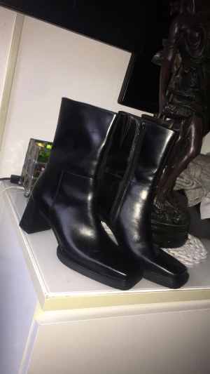 Nästan ett par helt nya skor i storlek 38-39  - Hej! Säljer nu dessa fina skor , märke : vagabond , knappt använda  Rimligt Pris kan diskuteras!  Kan mötas upp men även fraktas men då står köparen för frakten   Finns i Stockholm 