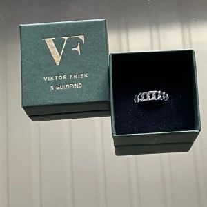Viktor Frisk silverring - Säljer en present som blev fel. Aldrig använd❤️Slutsåld guldfynd