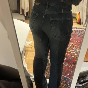 Vintage Levis jeans 501 - Vintage lågmidjade levis jeans med hål på knä och lår. Fint skick.  köparen står för frakten💕