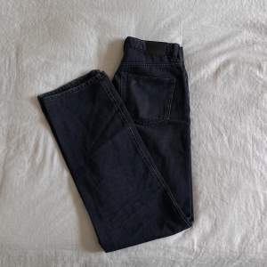 Skitsnygga weekday jeans som är gögmidjade och mörkblå/grön aktiga😊.