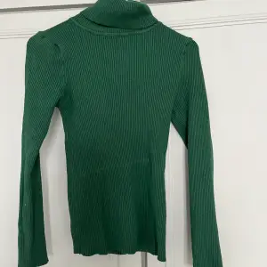 Green comfy turtleneck for a boho chique outfit. Size S. Stretchy so works as size M as well. 