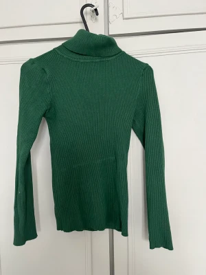 Green comfy turtleneck  - Green comfy turtleneck for a boho chique outfit. Size S. Stretchy so works as size M as well. 