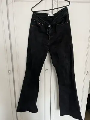 Black wide-legged black jeans  in good quality. Very chique. 