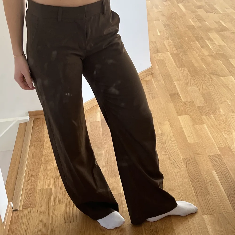 Midwaist kostymbyxor från zara. Använda fåtal gånger men kommer tyvärr inte till användning. Nypris 599kr. Köparen står för frakten.. Jeans & Byxor.