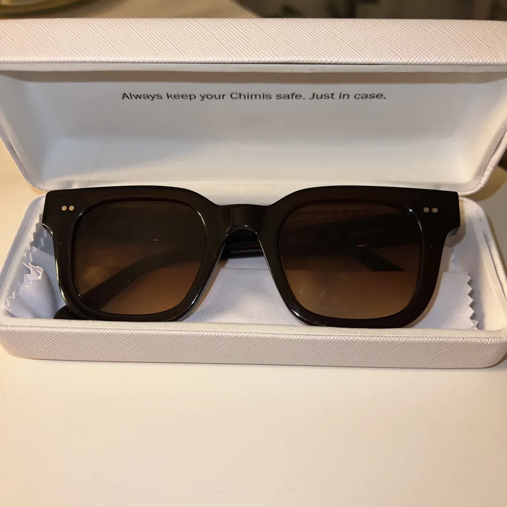 Intressekoll på mina chimi glasögon i färgen brown, modellen är 04 och de är sparsamt använda. Köptes för 1250kr. Accessoarer.
