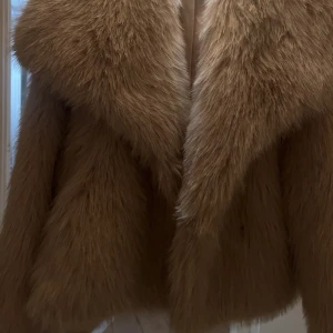 Zara jacka - Säljer denna fuskpäls jacka från zara i stolek S. endast använd 1 gång 🫶🏼🫶🏼nypris 1200kr