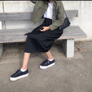 Lång svart kjol - Säljer fin lång kjol i färgen svart💜