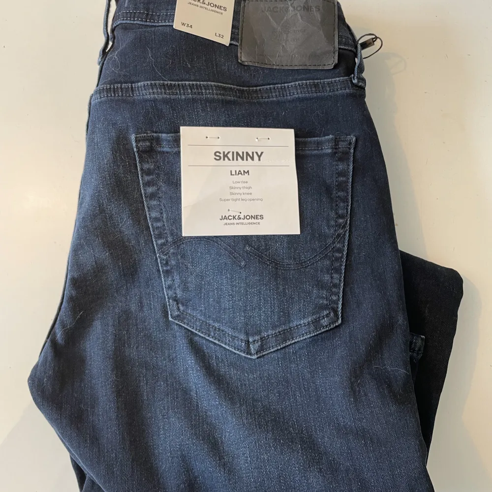 Skinny jeans från jack&jones köpta för 500kr. Helt oanvända och i perfekt skick. Det går att skickas eller mötas upp :). Jeans & Byxor.