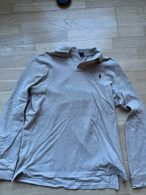 Polo Ralph lauren piké  - Långarmad piké storlek M! Använd 4-5 gånger, jätte fint skick! 