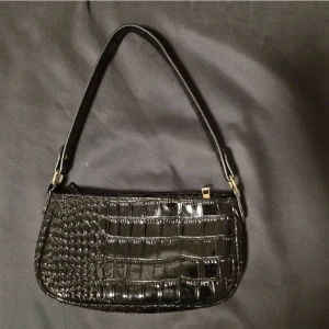 Svart baguetteväska - Säljer denna svarta baguetteväska, endast använd fåtal gånger. 