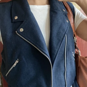 Mörkblå väst  - Jättesnygg väst från Monki, frakt tillkommer 💙