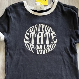 T-shirt 💘 - Säljer denna tröja ifrån HM, helt ny, testat 1 gång. Storlek Xs, ordinarie pris 149kr, nu pris 60kr💘