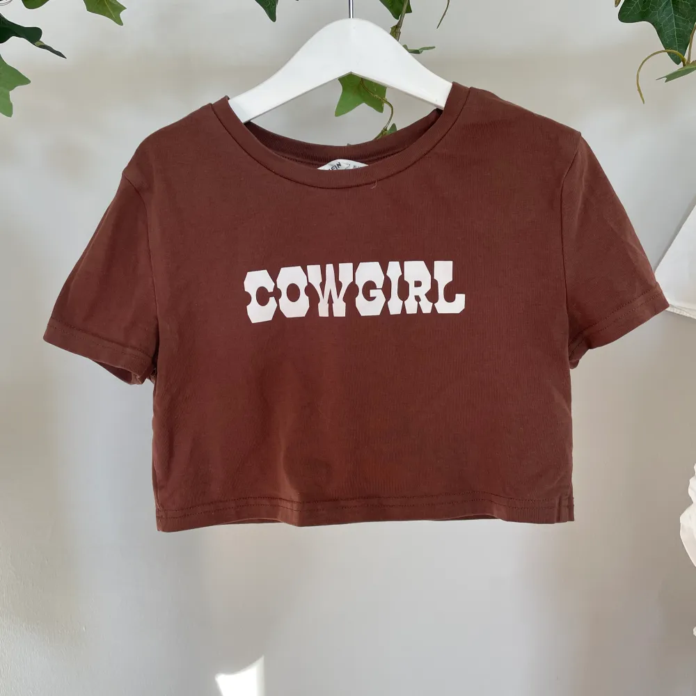 Croppad t-shirt med cowgirl tryck, i barnstorlek. T-shirts.