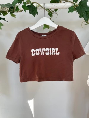Cowgirl - Croppad t-shirt med cowgirl tryck, i barnstorlek