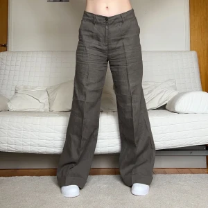 Grå Linnebyxor  - Säljer dessa snygga linnebyxor i storlek 40, 82cm midja och 81cm innerbenslängd❤️Jag på bilderna är 172cm lång och brukar bära storlek 38🥰