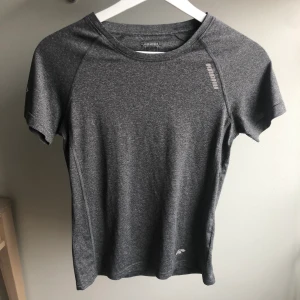 Träningströja - Grå tränings T-shirt vet inte varifrån den är 