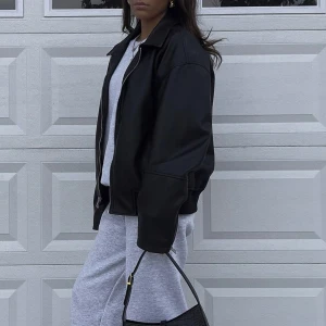 Levis Bomber  - Säljer min skinnbomber jacka från Levis, köptes för någon månad sen och aldrig använd (endast testad) Köpt i storlek M för oversize så passar en som har XS till M beroende hur man vill att den ska sitta ☺️Köptes för 1000kr, skriv om ni undrar något ✨