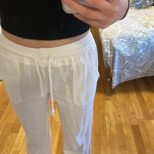 Vita linnebyxor - Säljer dessa skitsnygga linnebyxor då de blivit för korta! Köpta utomlands och liknar Roxy i modellen❤️Innerbenslängden är 70cm så skulle säga att de passar om man är runt 160. Buda från 250kr+frakt eller köp direkt för 500kr❗️BUD ÄR BINDANDE❗️