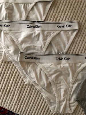 Calvin Klein underkläder  - Hej! Stringtrosorna är i storlek M och är använda men givetvis nytvättade, rena o felfria. De andra är alla i storlek L och har endast provats en gång därav i nyskick. För att tydliggöra - alla underkläder är tvättade och helt rena. 