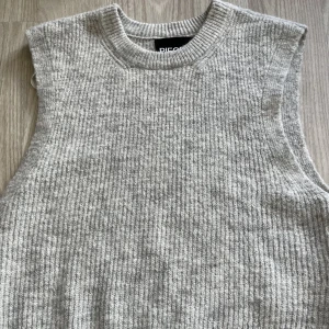 Väst - Säljer denna jätte snygga västen som är ifrån Pieces, storlek xs, ordinarie pris 299kr, nytt pris 80kr👍🏻