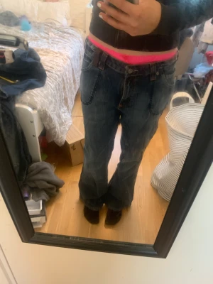 Assnygga baggy jeans - Säljer dessa jeans pga inte min stil längre!💘 Cecil jeans strlk 40 Midjemåttet rakt över 44 Midjemåttet runt 100 Innerbenslängd 70