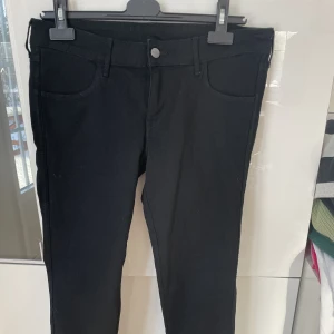 Skinny Love Waist 32/32 - Svarta Skinny Love Waist från HM 32/32