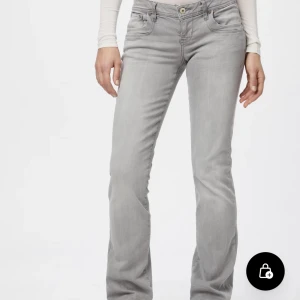 LTB jeans - Helt slutsålda lågmidjade  LTB jeans i grå. Nypris runt 700kr, Säljer då jag inte använder dem längre, de är i bra skick. Storlek 26/32, passar mig lite löst och långt som vanligtvis bär 25 och är ca 162. ❤️ Skriv privat för egna bilder 