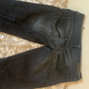 As snygga Only jeans i lågmidjad bootcut model, Only jeans mörk blå W30 L32 Midjemåttet rakt över 37 Midjemåttet runt 82 Innerbenslängd 78    