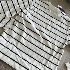 T-shirt - Säljer denna långärmade randiga  tröjan, den är ifrån Gina tricot, storlek xs, ordinarie pris 399kr, ny pris 120kr👍🏻