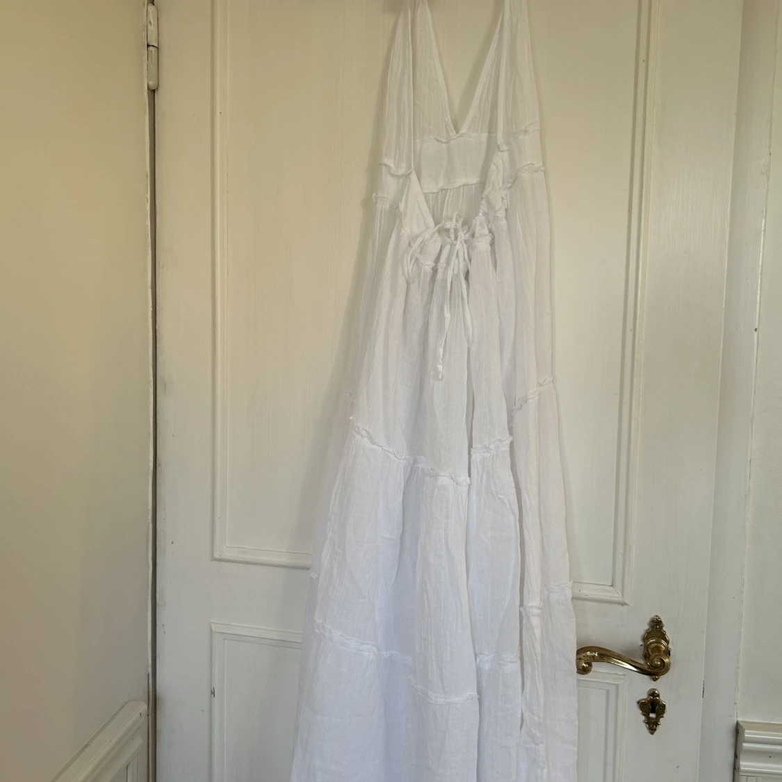 Vit maxiklänning med öppen rygg  - 90