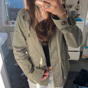 Grön jacka  - Jättesnygg grön jacka som är perfekt nu till våren!! I mycket bra skick. Hör av dig vid frågor eller om du är intresserad!