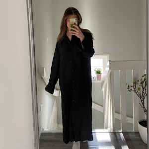 Lång svart linneklänning  - Säljer denna svarta linneklänningen, den har även en slit på vardera sida. Knappt använd!💕