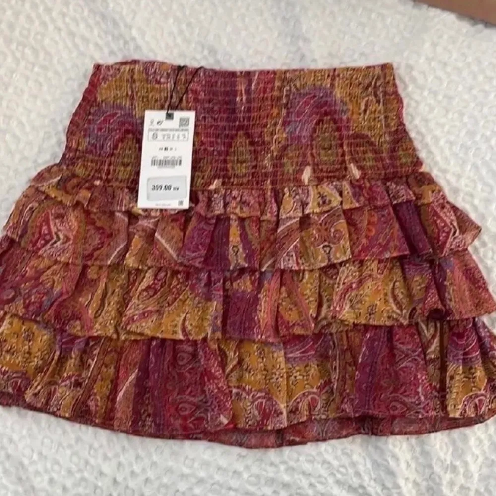 Säljer denna slutsålda kjol från zara. Storlek M men skulle absolut säga att den passar mindre storlekar. Nyskick! Säljer då den inte kommer  till användning. Ej mina bilder, hör av er för privata bilder💞💞Köp direkt för 500 kr. Kjolar.