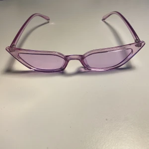 Solglasögon  - Asfeta lila brillor! Perfekta till tema-fester och festivaler