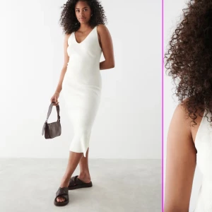 Vit långklänning - Vit tight stickad långklänning  Storlek M Mitt pris: 200kr