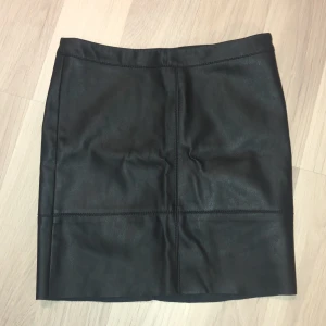 Skinnkjol - Skinnkjol från Cubus. Dragkedja på vänster sidan av kjolen