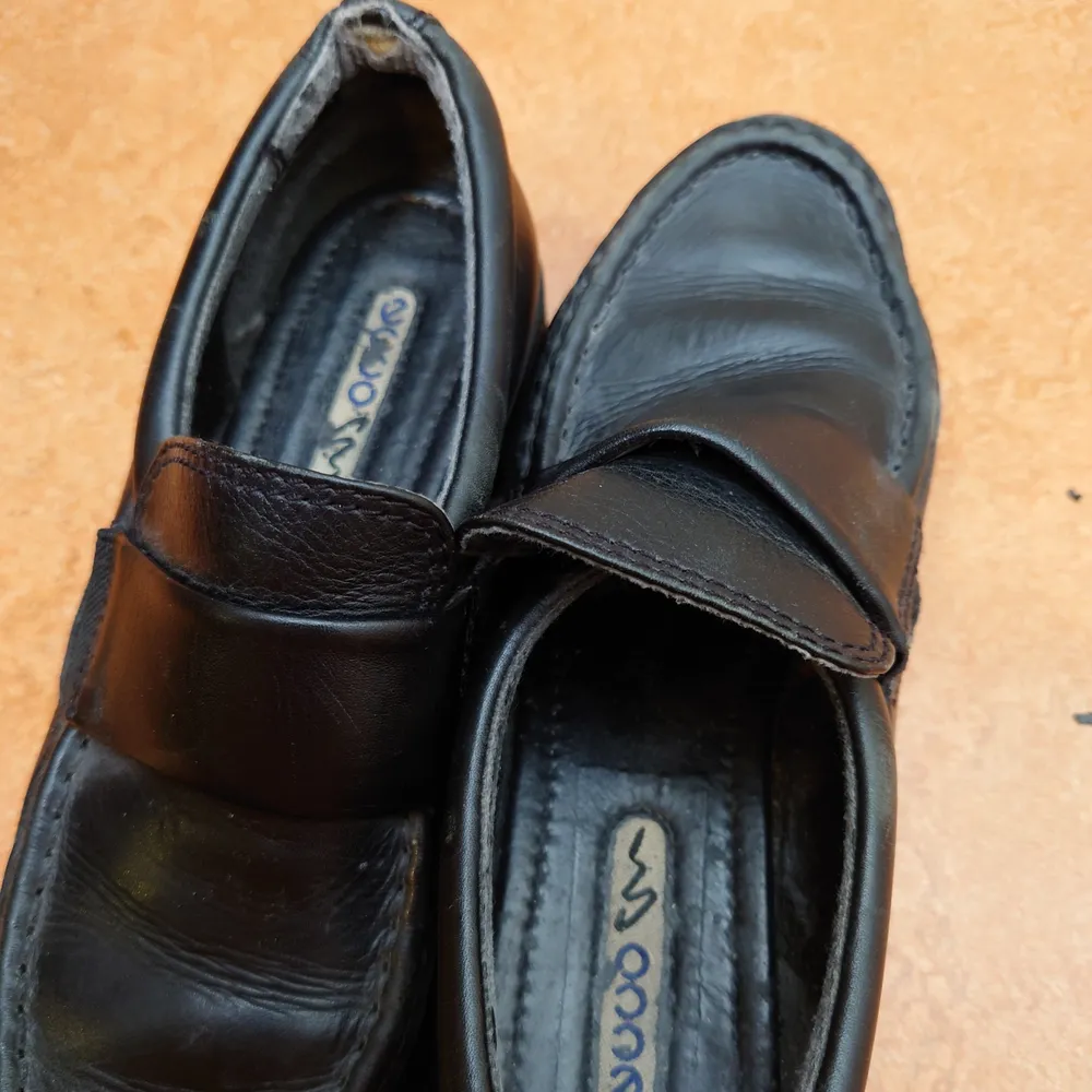 Svarta skor med tjock sula. Lite slitet vid ena hälen, syns på sista bilden🌱. Skor.