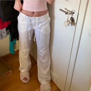 Linnebyxor - !LÅNADE BILDER! Säljer dessa fina linnebyxor som jag köpte av en tjej på Plick då de var lite för långa i benen! Köpt för 400kr, BUDA I KOMMENTARERNA💕