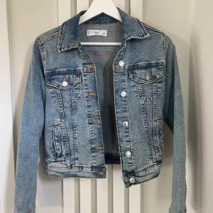 Jeansjacka - Ljusblå Jeansjacka från mango, köpte för 3 år och använd fåtal gånger!💙