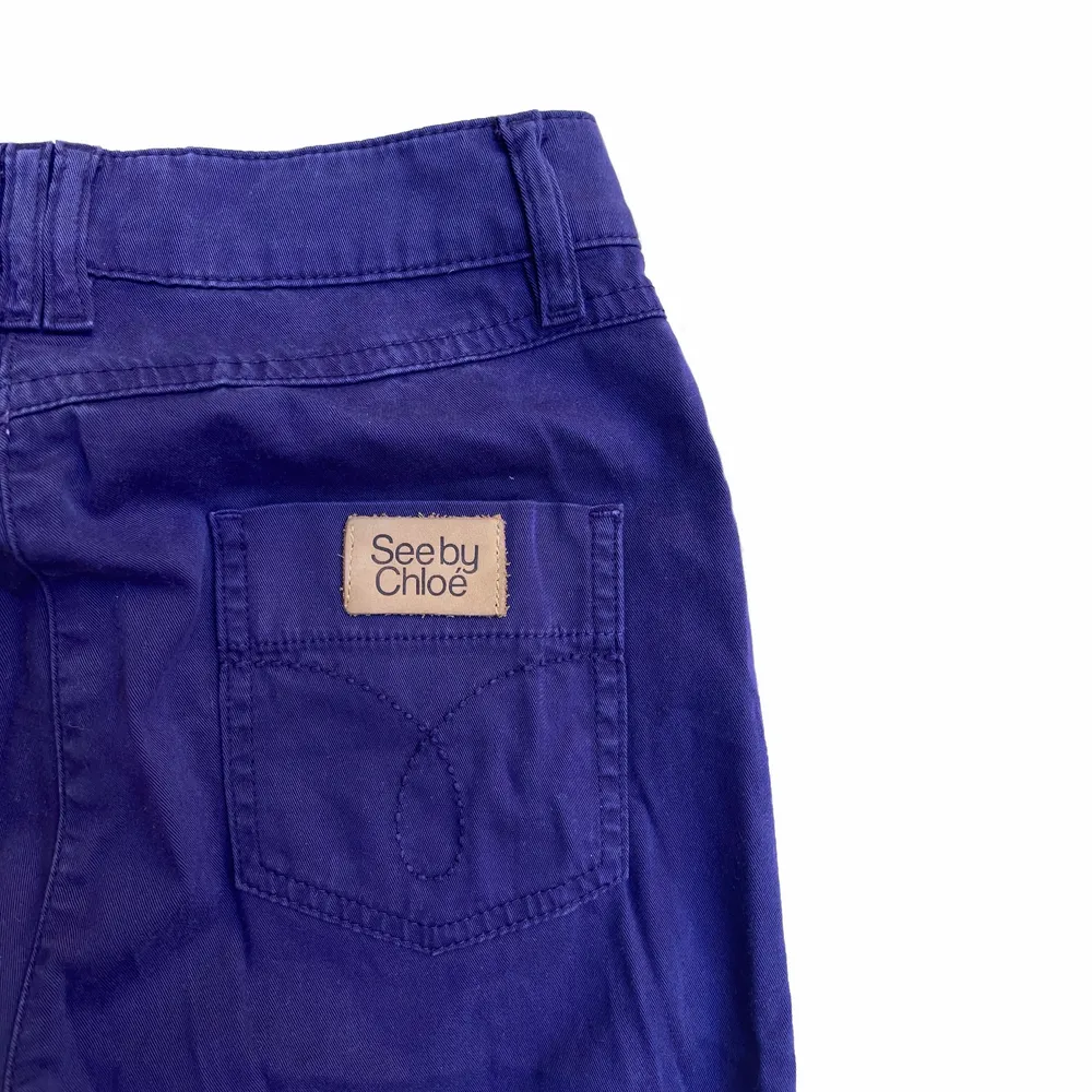 Lila jeans/byxor från see by chloe i storlek 26 och långa utsvängda ben. Sjukt snygga fickdetaljer och världens finaste lila färg😍😍😍. Jeans & Byxor.