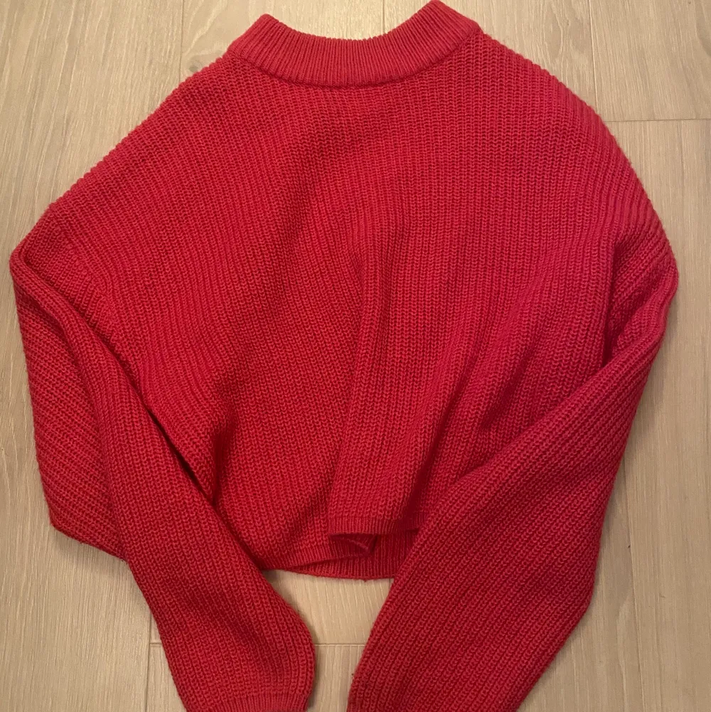 En väldigt snygg mörkrosa tröja, för att se färgen bättre så bläddra till inlägg nummer 3 >>>>   Endast använt ett fåtal gånger så plagget är i väldigt bra skick, storlek M. 💖💖 Kommer ifrån H&M!!. Tröjor & Koftor.
