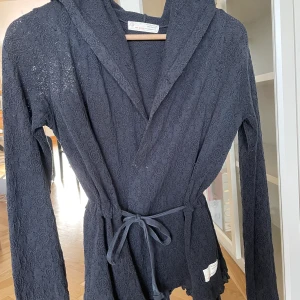 Odd-Molly kofta - Säljer min fina Odd-Molly kofta med luva i superfint skick!! Knyte i midjan och loggan ner till höger. Storlek: 1 Köparen står för frakt📦