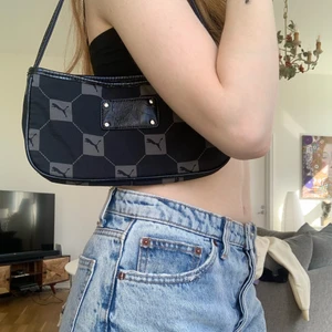 Äkta puma väska - Sjukt snygg väska i bra skick men kommer tyvärr inte till användning då jag har för många väskor🥰 (Köparen står för frakt) Skriv för fler bilder!❤️❤️