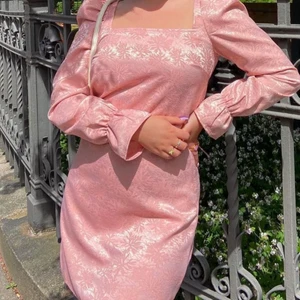 Klänning från NAKD, storlek 42 - Superfin klänning från Misslisibells kollektion med NAKD. Aldrig använd då den inte passade mig helt perfekt. Storlek 42. Den har nästan ingen stretch alls, skulle säga att den passar personer med mindre byst. Då jag inte kan ha klänningen letade jag upp bilden där Lisa har på sig klänningen så ni får se hur den ser ut på! 