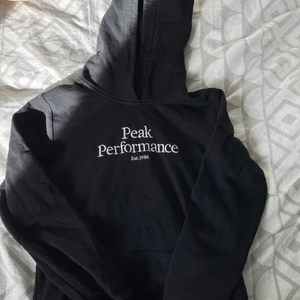 Peak performence hoodie - Jätteskön snygg hoodie dessutom trendig!! Basic passar till allt. Nypris 650. Skick: 9/10 var ett utav mina absoluta favorit val i garderoben