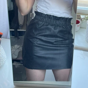 Läderkjol  - Fejkläderkjol från Gina tricot. Lappen är borta men aldrig använd. Storlek M!💕 ord pris 299