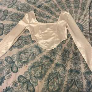 Topp - Säljer denna toppen från h&m. Används 1 gång 