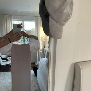 Klänning - Säljer en jätte gullig lila klänning perfekt till sommaren!! Klänningen har inga skador och ser ut att vara ny, har puffärmar som detalj som kan bäras både på axlarna men även bara på armarna! Kommer inte till användning som jag önskar💜 klänningen är i storlek S men är stretchig i materialet, köparen står för frakten💜