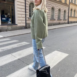 Grön oversized jacka  - Säljer min fina gröna oversized jacka från NA-KD 💚 Slutsåld, nypris 700kr 🤍  Lite nopprig men det går att ta bort! Passar både XS, S & M beroende på hur man vill att den ska sitta